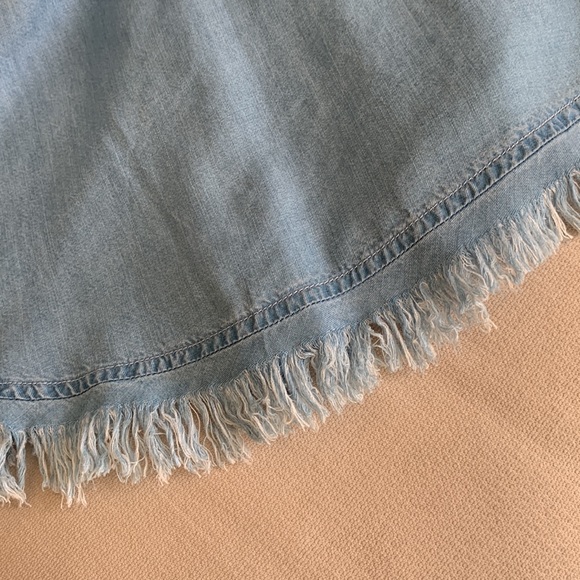 Chambray shirt with two pockets and fringe at bottom! - Picture 2 of 8